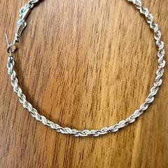 귀걸이 Rose goud en zilver, iLost를 사용하여 Universiteitsbibliotheek Universiteitskwartier에 보고됨