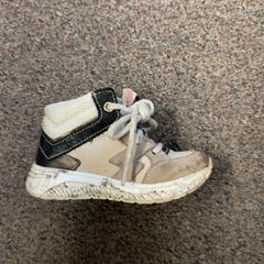 Schuh, gemeldet von Burgers' Zoo über iLost