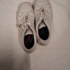 حذاء رياضي، كما تم الإبلاغ عنه بواسطة Grand Hotel Amrâth Amsterdam عبر iLost