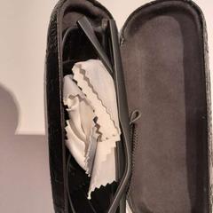 Etui à lunettes avec lunettes noir, a été signalé par TCL utilisant iLost