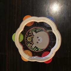 Csörgődob Meerkleurig met diertje, amint azt Van der Valk Rotterdam Blijdorp az iLost segítségével jelentette.