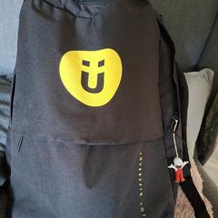 Zwarte rugtas "enjoy different", as reported to iLost