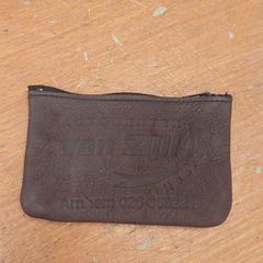 Leren geldbuideltje autocenter van Zijll, amint azt az iLostnak jelentették.