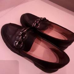 Zapatos Zwart, ha sido reportado por Van der Valk Hotel Schiphol con iLost