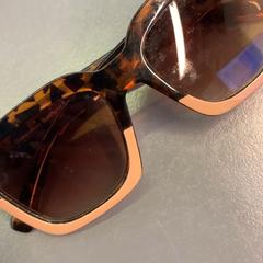 نظارات شمسية، كما تم الإبلاغ عنه بواسطة Eindhoven Airport عبر iLost