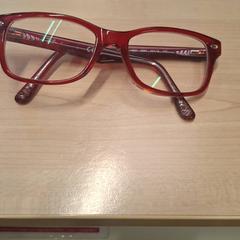 Topánka Lunettes vue. Rouges rayban, ako bolo nahlásené IKEA Montpellier pomocou iLost