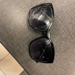 Sunglasses ACETATE, segons ha informat MEININGER Hotel Brussels City Center mitjançant iLost