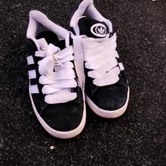 Cipő Adidas campus / zwart -wit, amint azt Schaatsbaan Rotterdam az iLost segítségével jelentette.