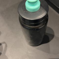 Fľaša na pitie Zwart, ako bolo nahlásené Universiteit Gent - Faculteitsbibliotheek LW pomocou iLost