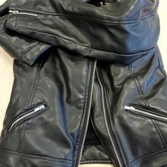 Kleding - jas zwart, rapporterat av Centraal magazijn med iLost