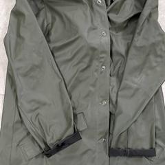 Oblečení - jas - donkergroen, jak nahlášeno Regio Antwerpen - Brussel pomocí iLost