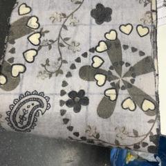 Shawl Grijs met bloemetjes, as reported by IKEA Amersfoort using iLost