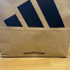 Aankoop adidas, jak nahlášeno Designer Outlet Roermond pomocí iLost
