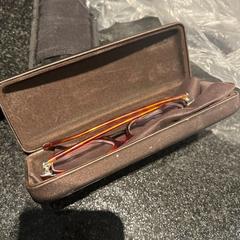 Brillenkoker met bril, segons ha informat Hotel Van der Valk Harderwijk op de Veluwe mitjançant iLost