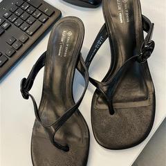 Tacones Black Sandals, ha sido reportado por Sir Adam Hotel con iLost