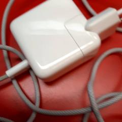 Laptop oplader, zoals gemeld door UvA REC met iLost