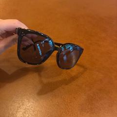 Des lunettes de soleil black, a été signalé par Hotel V Fizeaustraat utilisant iLost
