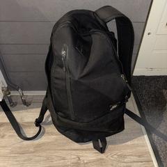 Zwarte rugtas schooltas, jak bylo nahlášeno na iLost