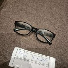 Óculos black, como reportado por The Dominican utilizando o iLost