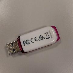 Usb sticks Wit/paars, jak nahlášeno Vrije Universiteit Amsterdam pomocí iLost