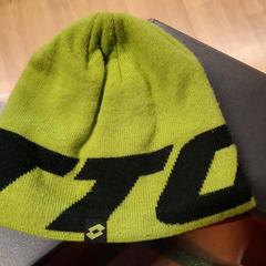 Chapéu, como reportado por IKEA Brno utilizando o iLost