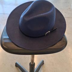 Sombreiro Bleu marine, segundo informou IKEA Dijon usando iLost