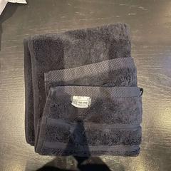 Tovallola The One Handdoek blauw/grijs, segons ha informat Van der Valk Hotel Amsterdam-Amstel mitjançant iLost