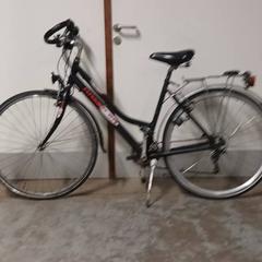 دراجة نسائية Rambler Zwart-Rode letters، كما تم الإبلاغ عنه بواسطة Fietsdepot Hasselt عبر iLost