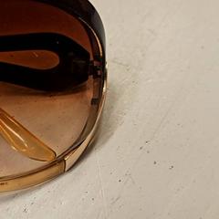 Des lunettes de soleil, a été signalé par HTM utilisant iLost