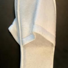 White slippers, gemeldet von MEININGER Hotel Berlin Central Station über iLost