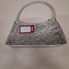 Poltsa Zilver, gisa salatu by Hotel Theater FIGI iLost erabiliz