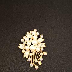 Brooch Dorée/blanche, as reported by IKEA Marseille La Valentine using iLost
