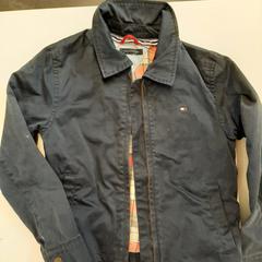 Kinderjas Donkerblauw, segons ha informat Avonturenpark Hellendoorn mitjançant iLost