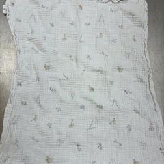 Deken ljus med blommior, zoals gemeld door IKEA Linköping met iLost