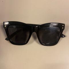 Zonnebril, a été signalé par Pathé Tuschinski utilisant iLost