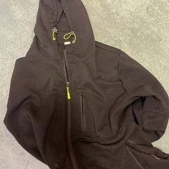 Pullover Zwart met gele veter, gemeldet von Gemeente Noordwijk über iLost