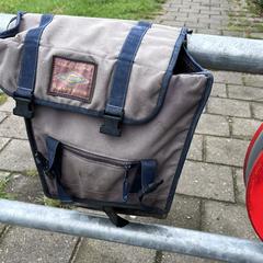 Grijze dubbele fietstas met blauwe banden an iLost gemeldet