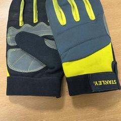 Guants zwart,grijs,geel, segons ha informat VITAZ campus Sint-Niklaas mitjançant iLost