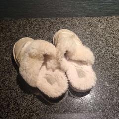 Chaussons maat 33,5, a été signalé par Van der Valk Hotel Wolvega Heerenveen utilisant iLost