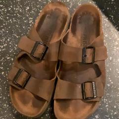 サンダル がiLostで MEININGER Hotel Berlin "Mitte" Humboldthaus によって報告されました