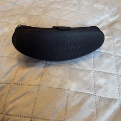 Sunglasses in black case, jak bylo nahlášeno na iLost