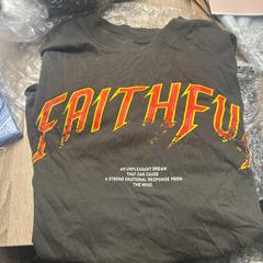 T-shirt Zwart T-Shirt met oranje letters, rapporterat av Van der Valk Hotel Assen med iLost