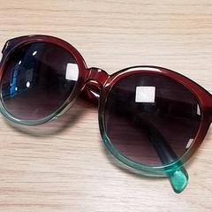 Eguzkitako betaurrekoak, gisa salatu by Qbuzz Fryslân iLost erabiliz