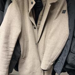 Beige Man Jacket, segons s'ha informat a iLost