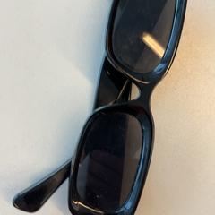 Des lunettes de soleil, a été signalé par Pathé Schouwburgplein utilisant iLost