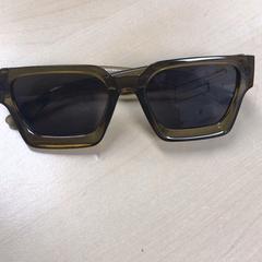 نظارات شمسية، كما تم الإبلاغ عنه بواسطة Pathé Tilburg عبر iLost