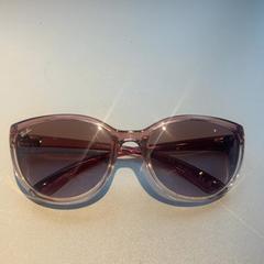 Okulary słoneczne Roze Rayban, zgłoszono przez Madurodam przy użyciu iLost