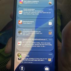 IPhone 12 met zwart hoesje, iLost-i jakinarazi zaion moduan
