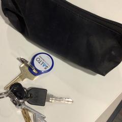 Kasse Zwarte etui met diversen voorwerpen, som rapportert av Gemeente Amsterdam ved bruk av iLost