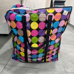 Táska & Nylon táska خليط الوان, amint azt محطة الدمام (الدمام) az iLost segítségével jelentette.